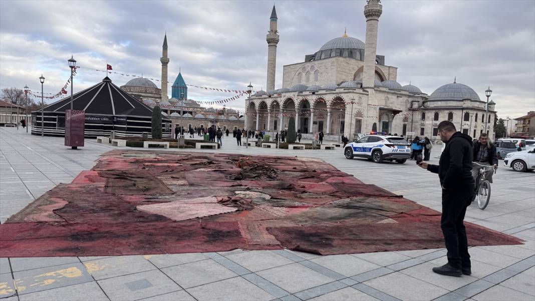 Konya’da sessiz protesto! 105 eski halı Mevlana Meydanı'na serildi 6